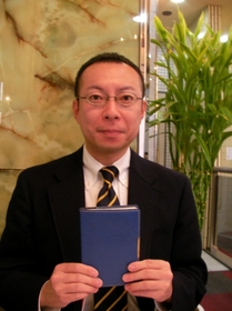 石田先生と手帳.jpg